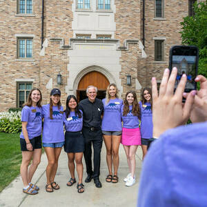 President Rev. John I. Jenkins, C.S.C. poses with Flaherty Hall residents who helped incoming first year students with move in 2022